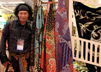 Nanang Sharna, Designer Batik Yang Peduli Dengan Warisan Leluhur