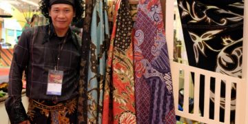 Nanang Sharna, Designer Batik Yang Peduli Dengan Warisan Leluhur