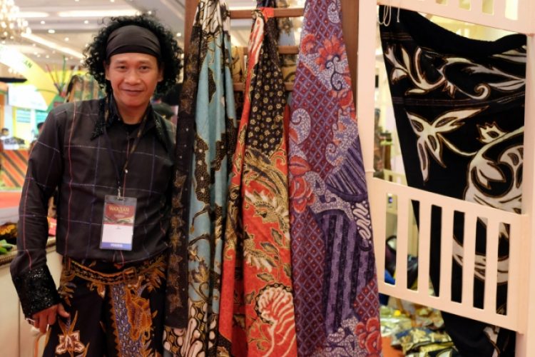 Nanang Sharna, Designer Batik Yang Peduli Dengan Warisan Leluhur