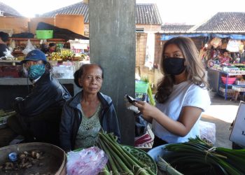 Tunjukkan Kepedulian Cegah Penularan Covid-19, Nadia Nevita Bagi-Bagi Masker