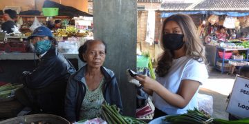 Tunjukkan Kepedulian Cegah Penularan Covid-19, Nadia Nevita Bagi-Bagi Masker