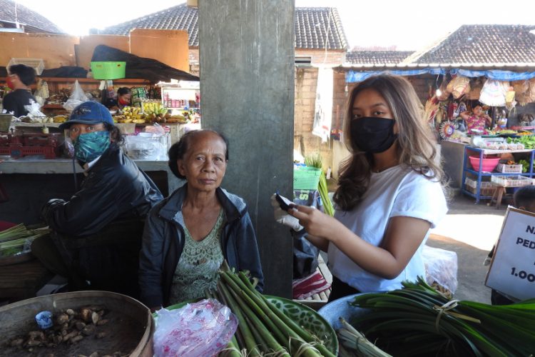 Tunjukkan Kepedulian Cegah Penularan Covid-19, Nadia Nevita Bagi-Bagi Masker