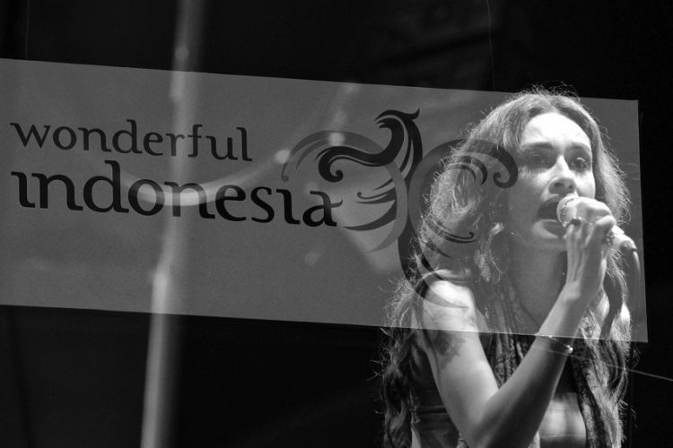 Peduli Sesama, Ini Cara Rebecca Reijman Melawan Dampak Sosial Covid-19