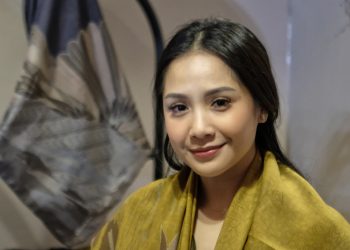 Sebelum Berlibur, Nagita Slavina Perkenalkan Scarf Rancangannya