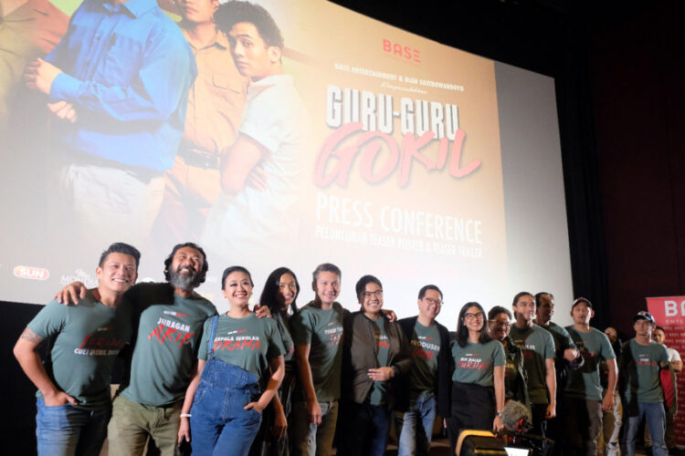 Dian Sastrowardoyo Ambil Tantangan Baru Lewat Film Guru-Guru Gokil