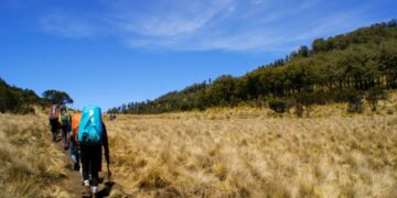 Sebuah Cerita Lain: Menapak Sejarah, Kehidupan dan Bentang Alam di Gunung Lawu
