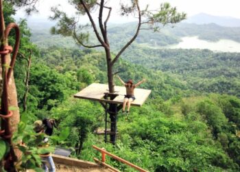 Wisata Kalibiru, Indahnya Menatap Hamparan Bukit Manoreh
