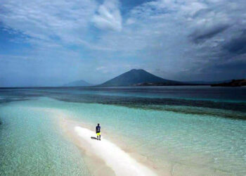 Indahnya Sunset di Meko, Pasir Timbul di Tengah Laut Flores Timur