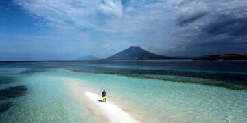 Indahnya Sunset di Meko, Pasir Timbul di Tengah Laut Flores Timur