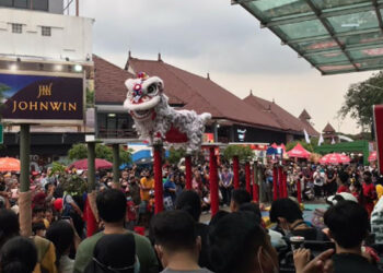 Jemput Kemeriahan Pengunjung, Barongsai Beratraksi di Jakarta Fair 2022