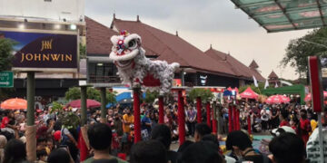 Jemput Kemeriahan Pengunjung, Barongsai Beratraksi di Jakarta Fair 2022