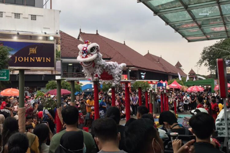 Jemput Kemeriahan Pengunjung, Barongsai Beratraksi di Jakarta Fair 2022