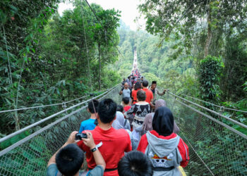 Uji Nyali Lintasi Suspension Bridge Situgunung Bersama Komunitas Indonesia Trip