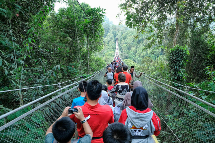 Uji Nyali Lintasi Suspension Bridge Situgunung Bersama Komunitas Indonesia Trip