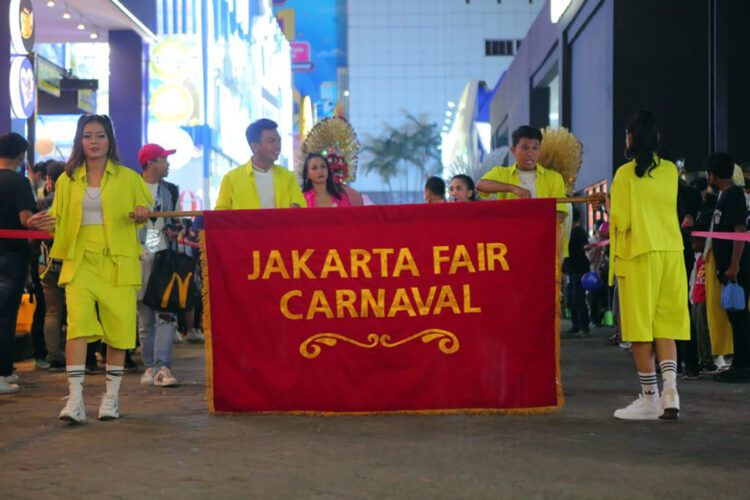 Dengan Kostum Unik, Peserta Parade Karnaval Hibur Pengunjung Jakarta Fair 2022