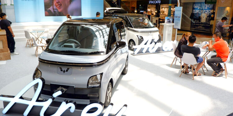 Wuling Air ev Sapa Masyarakat Ibu Kota Jakarta di Mall Puri Indah