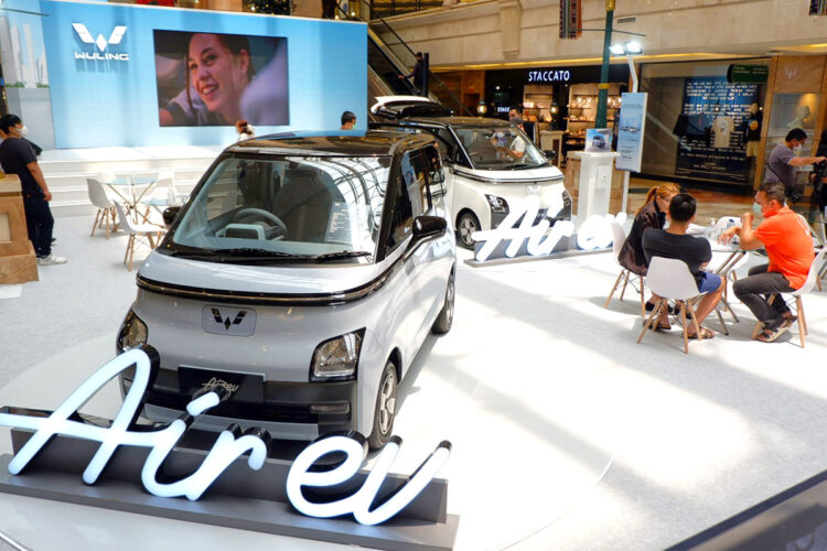 Wuling Air ev Sapa Masyarakat Ibu Kota Jakarta di Mall Puri Indah