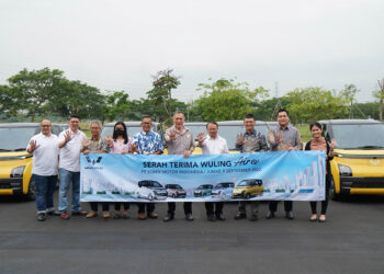 Wuling Serahkan Air ev Kepada Jusuf Hamka Sebagai Pelanggan Fleet Pertama