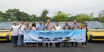 Wuling Serahkan Air ev Kepada Jusuf Hamka Sebagai Pelanggan Fleet Pertama