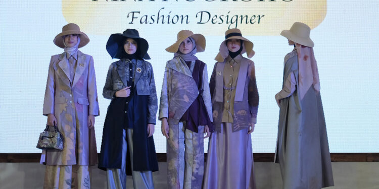 Hadirkan Ecoprint Bertema ‘Querencia’, Nina Nugroho Pentaskan 10 Looks Tegas Nan Elegan