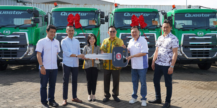 Tandai Penutupan Tahun 2022, UD Trucks Serah Terimakan 32 Unit Quester Euro 5