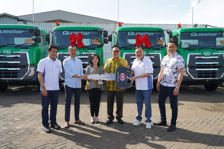 Tandai Penutupan Tahun 2022, UD Trucks Serah Terimakan 32 Unit Quester Euro 5