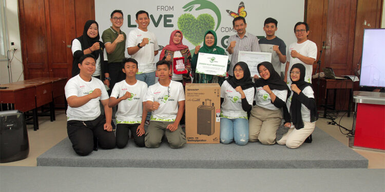 Sharp Gelar Kegiatan Pelestarian Lingkungan di SMAN 12 Bandung