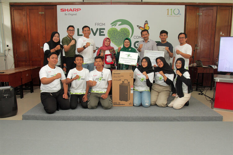 Sharp Gelar Kegiatan Pelestarian Lingkungan di SMAN 12 Bandung