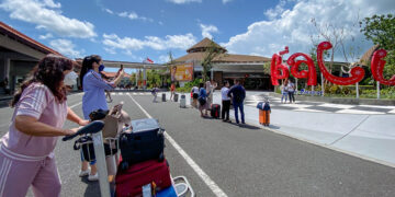 Sambut Pencabutan PPKM, Menparekraf Imbau Maskapai Penerbangan Patuhi Prosedur dan Aturan