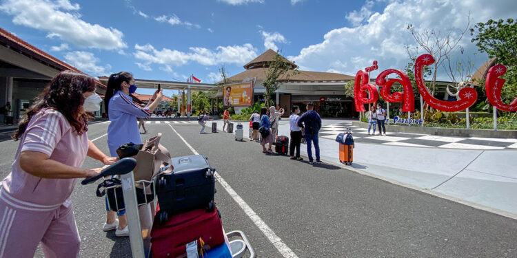 Sambut Pencabutan PPKM, Menparekraf Imbau Maskapai Penerbangan Patuhi Prosedur dan Aturan