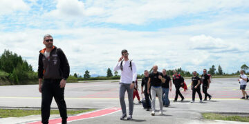 Pembalap dan Kru KOPIKO F1Powerboat Telah Tiba di Bandara Sisingamangaraja XII Silangit