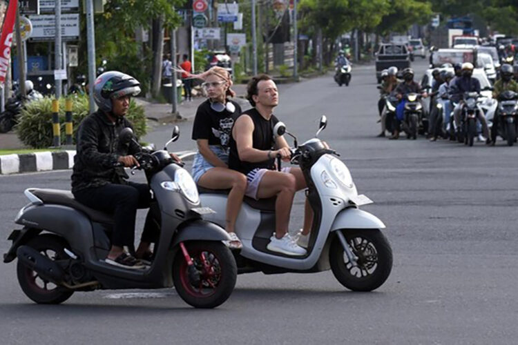 Menparekraf Dukung Penindakan Tegas Wisman yang Langgar Aturan