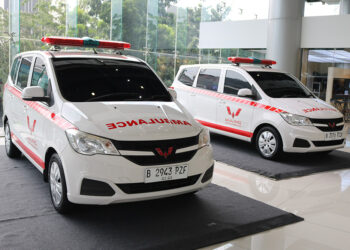 Wuling Serahkan Dua Unit Ambulans Untuk Yayasan Bahtera Maju Indonesia