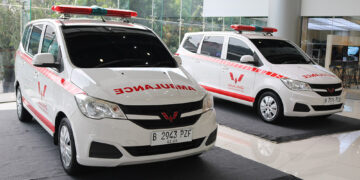 Wuling Serahkan Dua Unit Ambulans Untuk Yayasan Bahtera Maju Indonesia