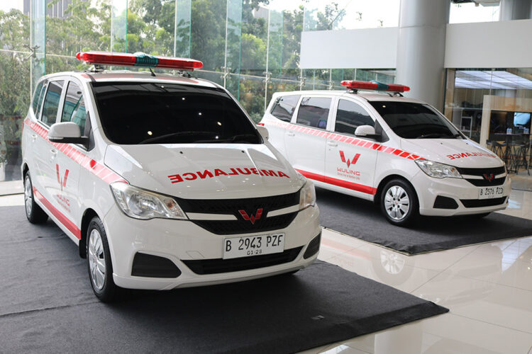 Wuling Serahkan Dua Unit Ambulans Untuk Yayasan Bahtera Maju Indonesia