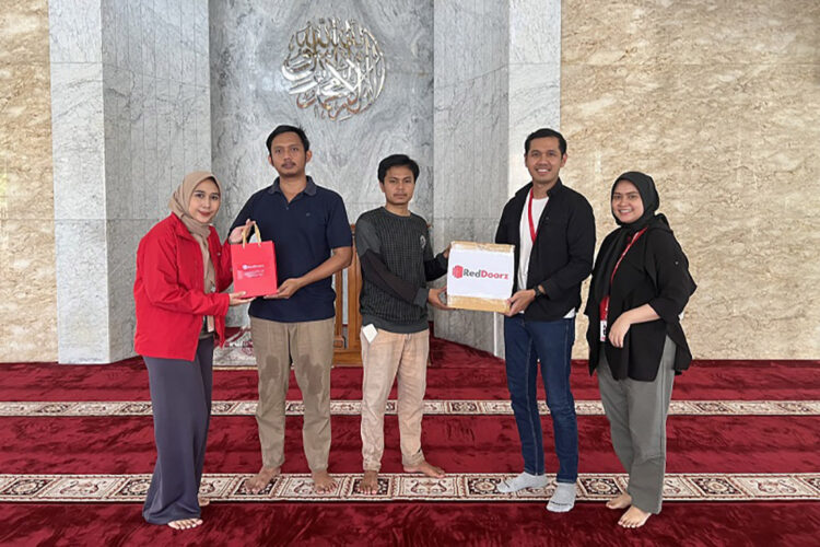 RedDoorz Berbagi Takjil di Bulan Suci Ramadan 1444 H