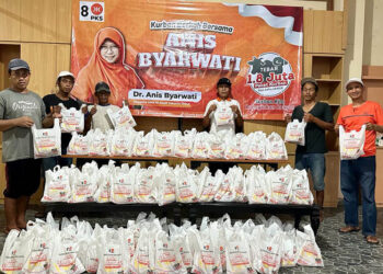 Salurkan 18 Ekor Sapi Qurban, Anis Ajak Masyarakat Untuk Peduli dan Berbagi