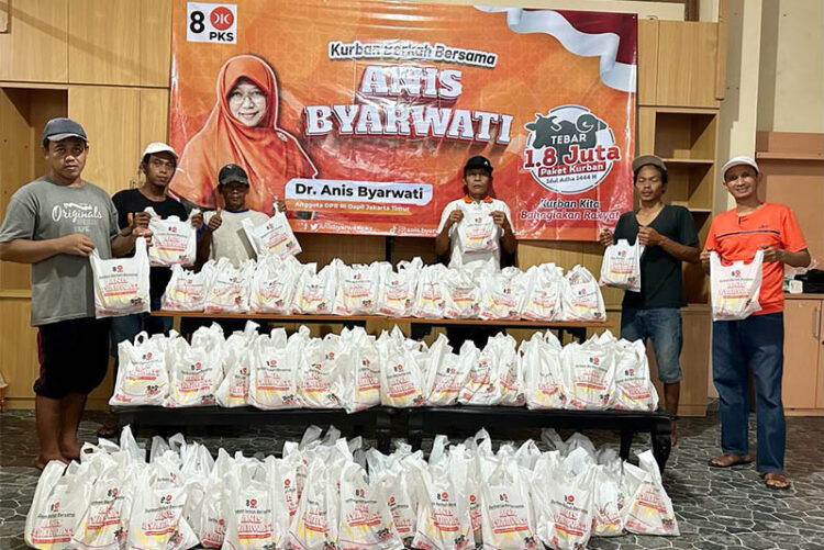 Salurkan 18 Ekor Sapi Qurban, Anis Ajak Masyarakat Untuk Peduli dan Berbagi