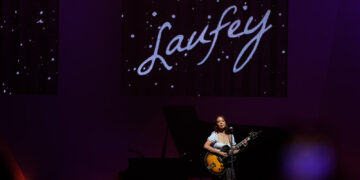 Suara Lembut Laufey Hanyutkan Perasaan Ribuan Penonton di Hari Pertama Java Jazz Festival 2023