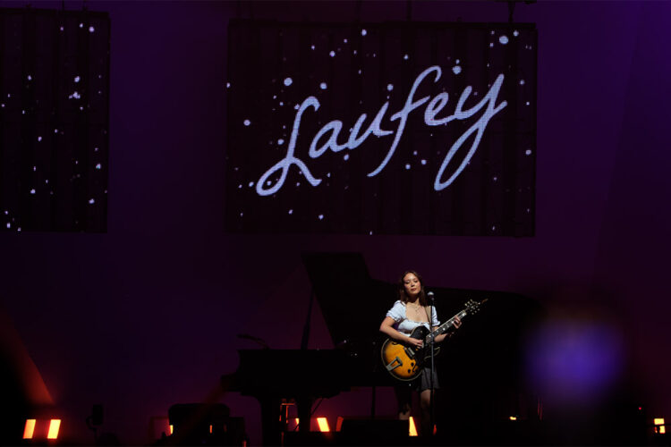 Suara Lembut Laufey Hanyutkan Perasaan Ribuan Penonton di Hari Pertama Java Jazz Festival 2023