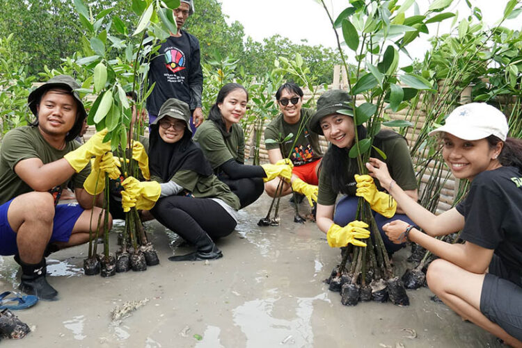 Sharp Indonesia Lakukan Rehabilitasi Ekosistem Karbon Biru Untuk Peringati Hari Mangrove Sedunia