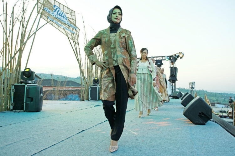 Tlilir Art and Culture Festival Hadirkan Empat Fashion Designer Hadirkan Pewarna Alam