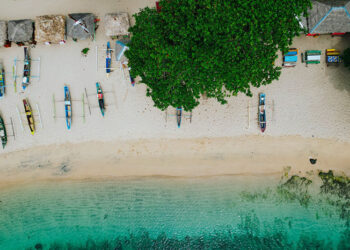 Tak Hanya Surga Diving, Berikut Spot Island Hopping Terbaik di Indonesia
