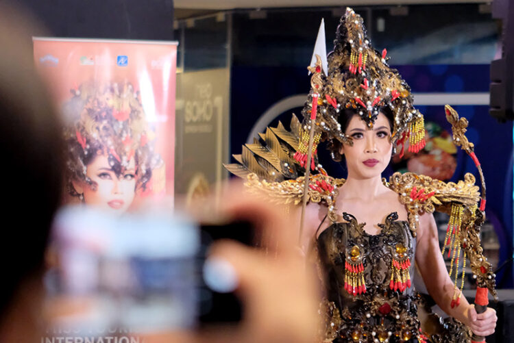 Kenakan National Costum Tribhuwana Wijayatunggadewi, dr. Tania Saputra Siap Berkompetisi di Ajang Kontes Internasional