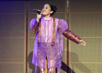 Pinky Awahita Sukses Tampil di Konser Lukisan Anak Anak Nusantara dalam Balutan Songket dan Batik Karya Tiga Designer