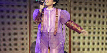 Pinky Awahita Sukses Tampil di Konser Lukisan Anak Anak Nusantara dalam Balutan Songket dan Batik Karya Tiga Designer