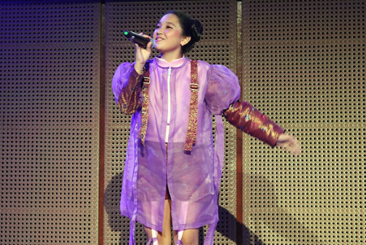Pinky Awahita Sukses Tampil di Konser Lukisan Anak Anak Nusantara dalam Balutan Songket dan Batik Karya Tiga Designer