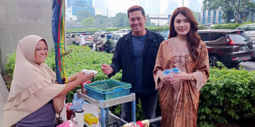 Bersama Media Satu Warna, Aktor Herdi Khiladi dan Aktris Hanisah Halim Berbagi Takjil Buat Masyarakat Di Jalan Gatot Subroto