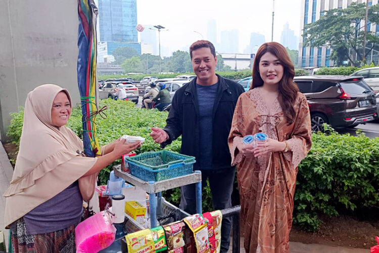 Bersama Media Satu Warna, Aktor Herdi Khiladi dan Aktris Hanisah Halim Berbagi Takjil Buat Masyarakat Di Jalan Gatot Subroto