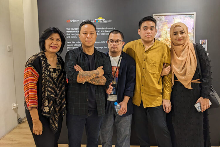 ‘Beyond Boundaries’: Seni Tak Terbatas dari Dua Seniman Berkebutuhan Khusus